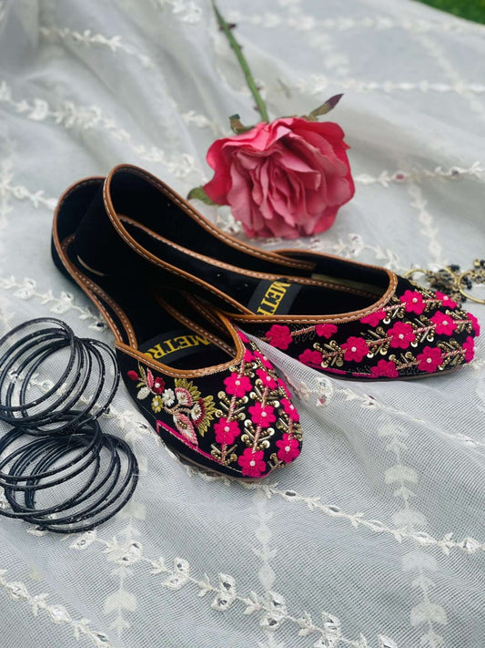 Royal Blossom – Black & Pink Handcrafted Khussa